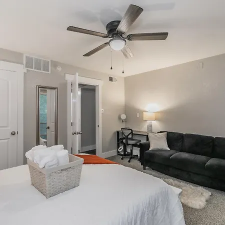 Cozy 2Br Farmhouse Apt - Sleeps 8 - Free Parking! Arlington Exterior photo