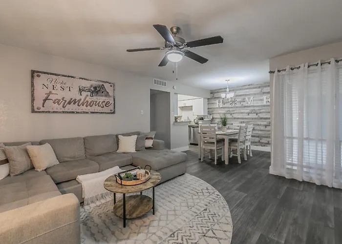 Cozy 2Br Farmhouse Apt - Sleeps 8 - Free Parking!