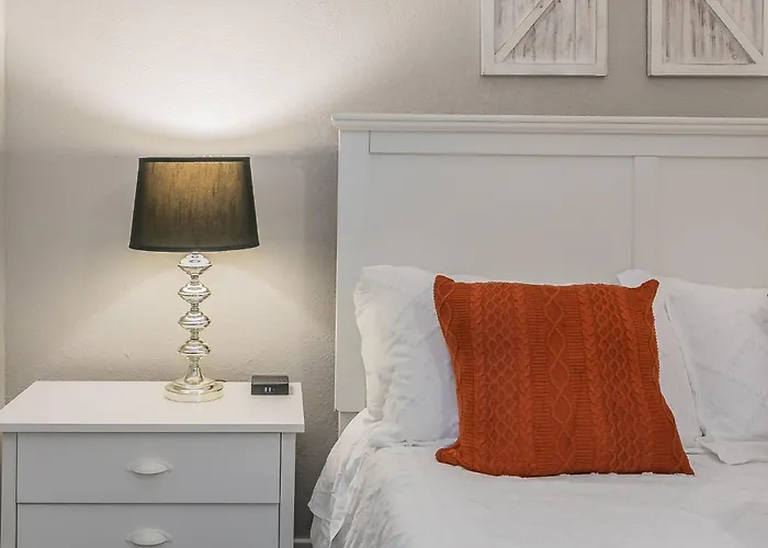 Cozy 2Br Farmhouse Apt - Sleeps 8 - Free Parking!