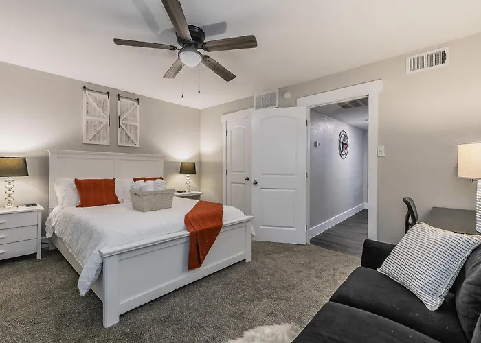 Cozy 2Br Farmhouse Apt - Sleeps 8 - Free Parking!