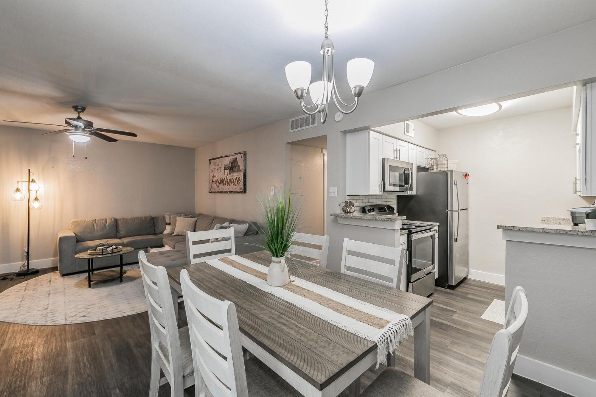 Cozy 2br - Sleeps 8 - Free Parking! Apartamento