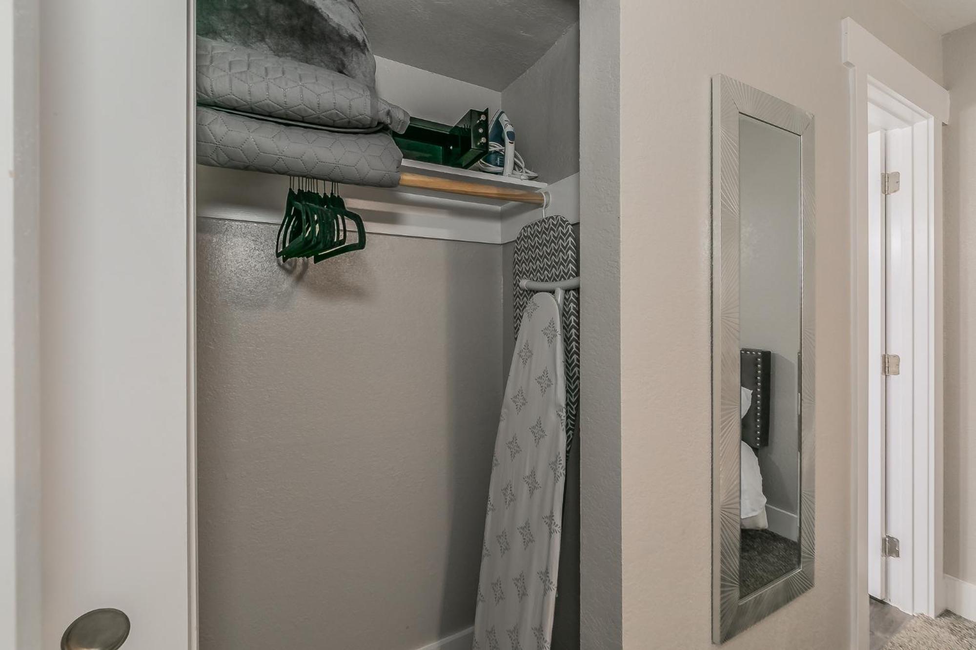 Cozy 2br - Sleeps 8 - Free Parking!