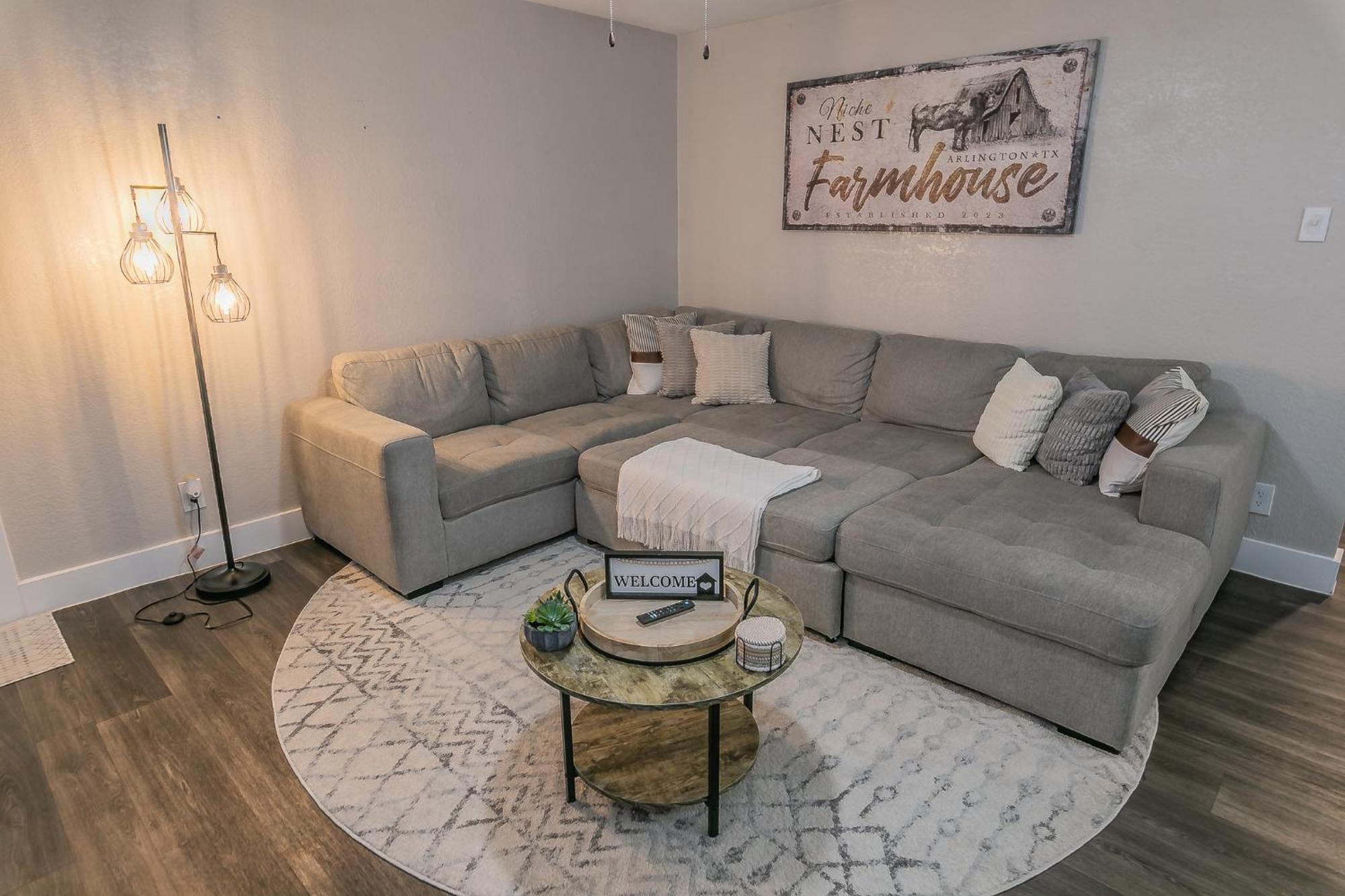 Cozy 2br - Sleeps 8 - Free Parking! Apartamento