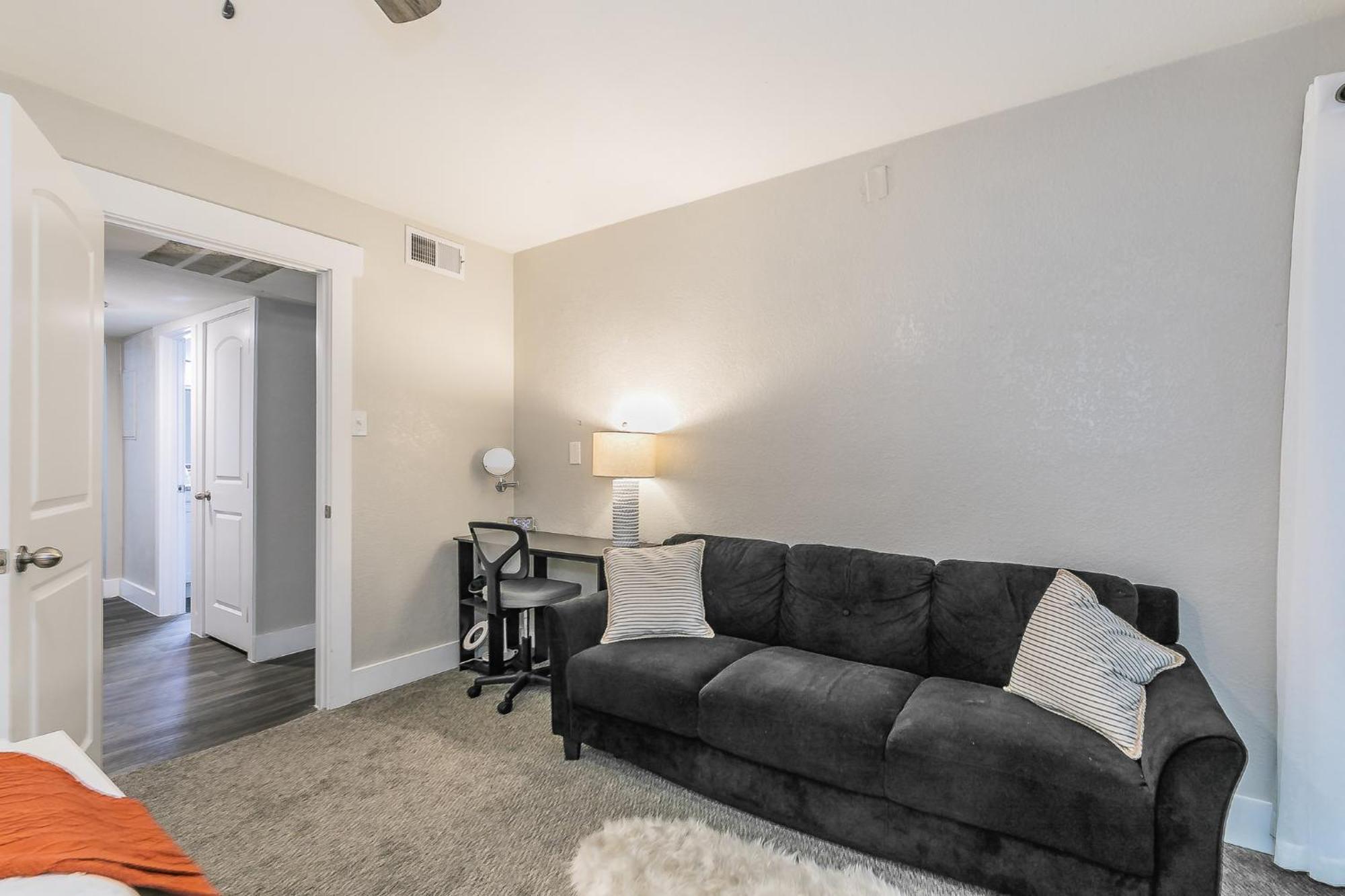 Cozy 2br - Sleeps 8 - Free Parking! Apartamento