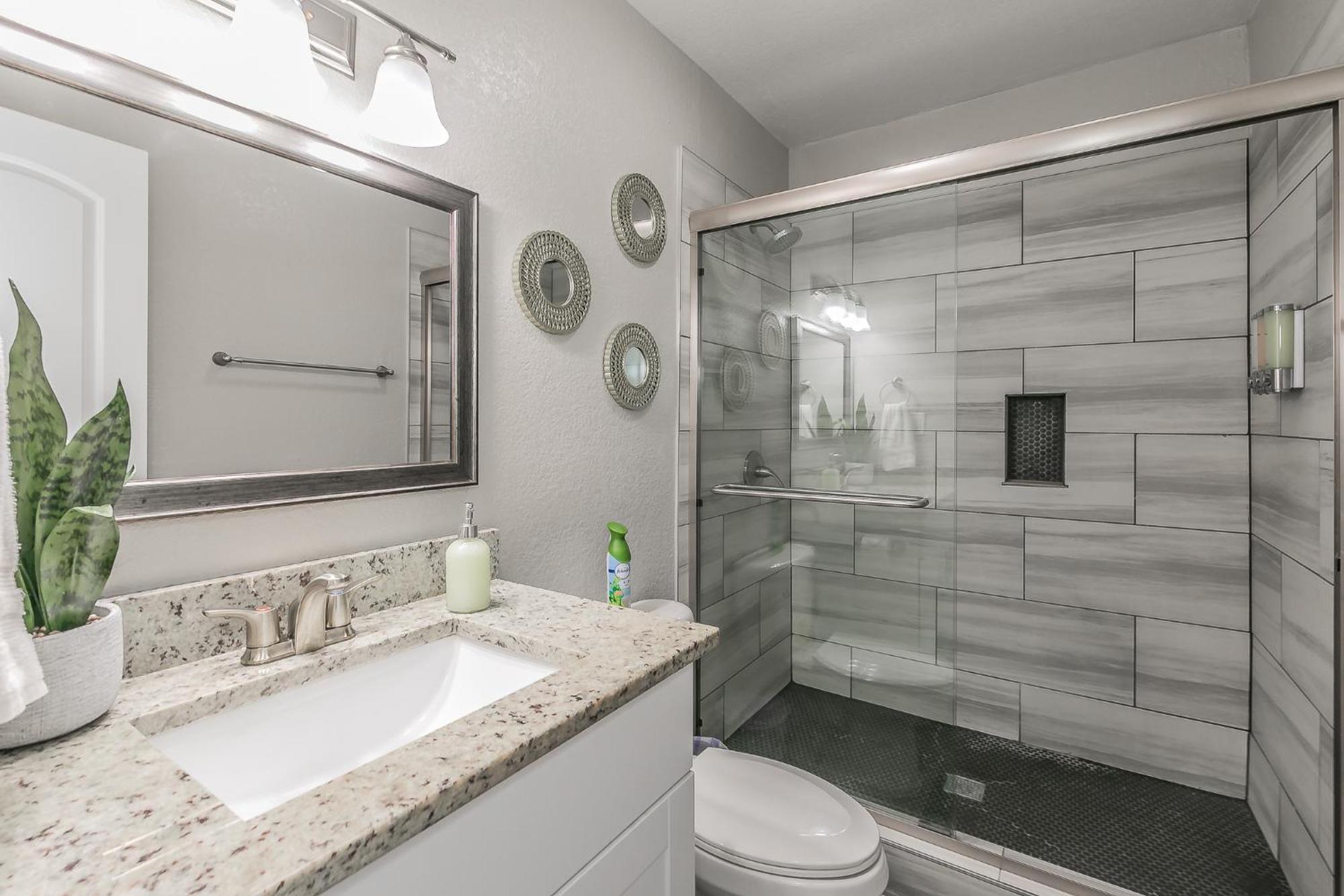 Cozy 2br - Sleeps 8 - Free Parking! *